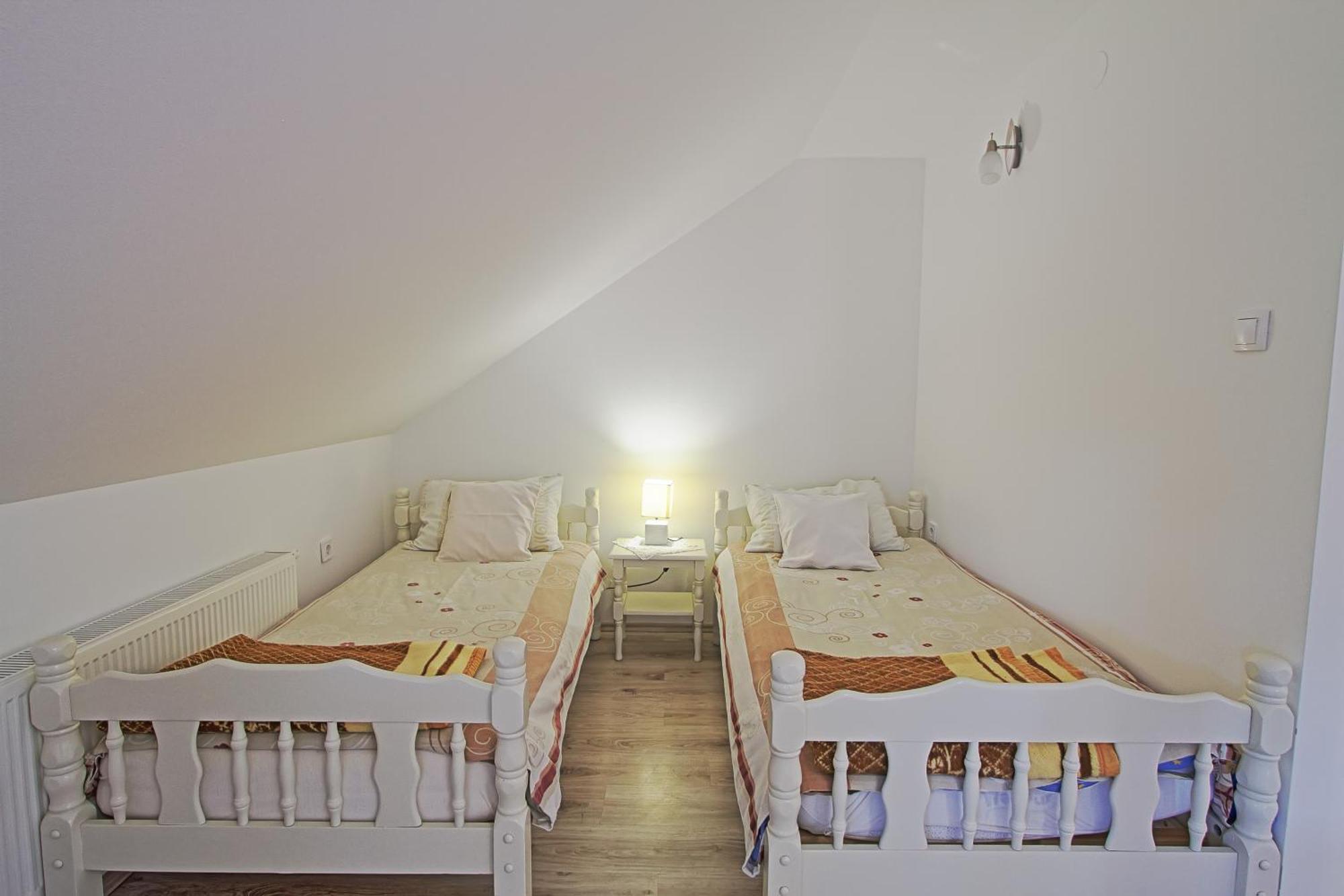 Guesthouse Viktorija Flat Otocsán Kültér fotó