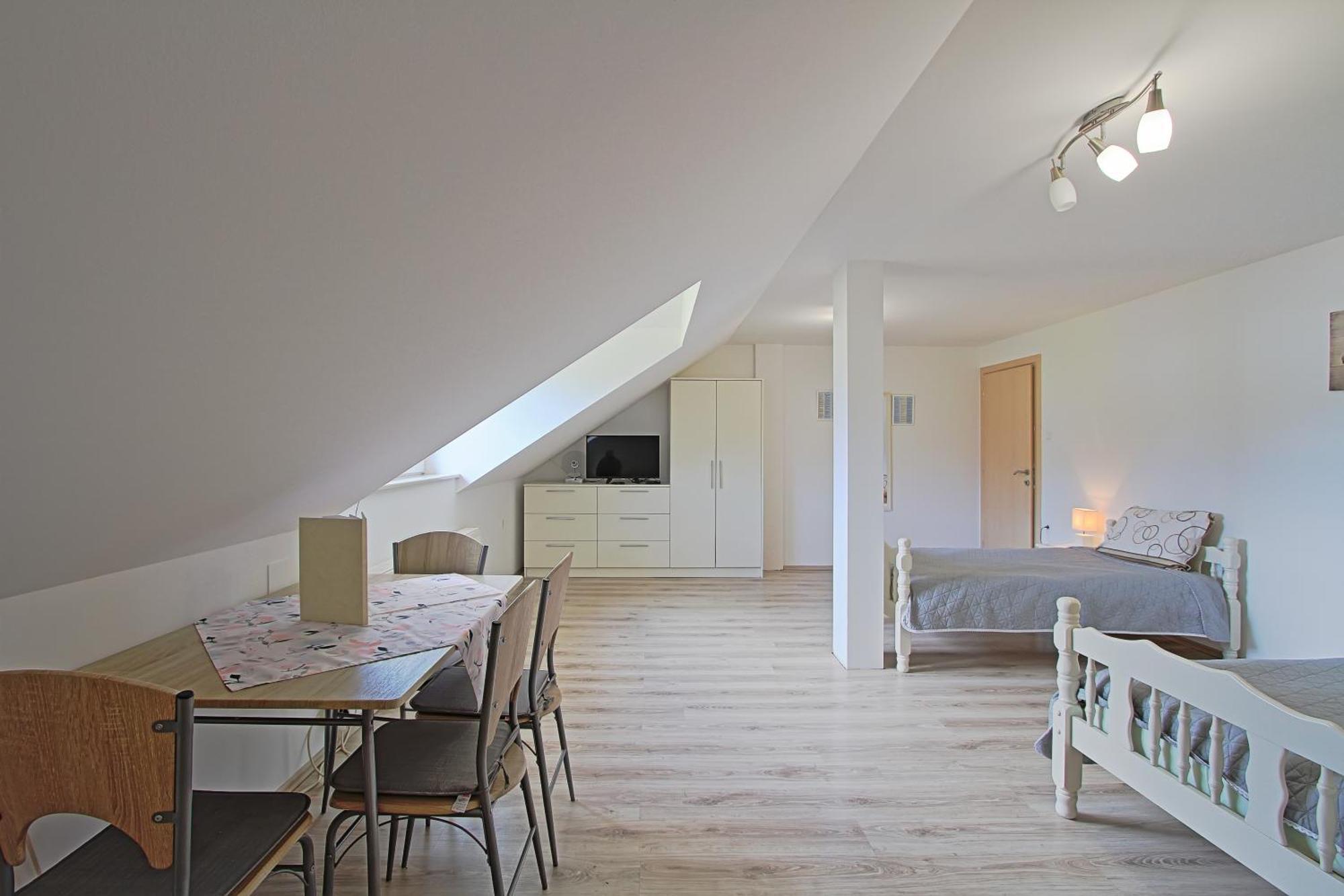 Guesthouse Viktorija Flat Otocsán Kültér fotó