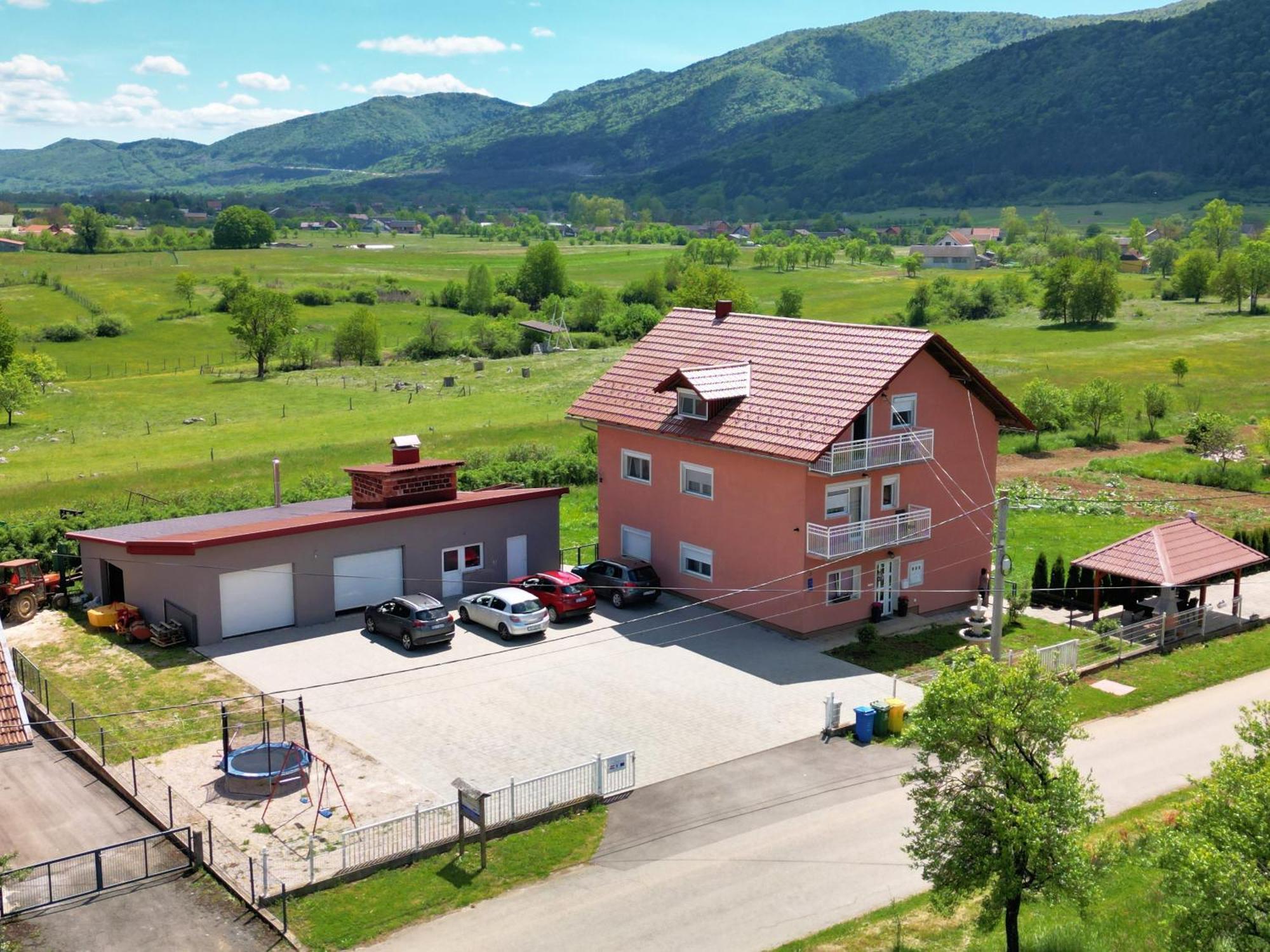 Guesthouse Viktorija Flat Otocsán Kültér fotó