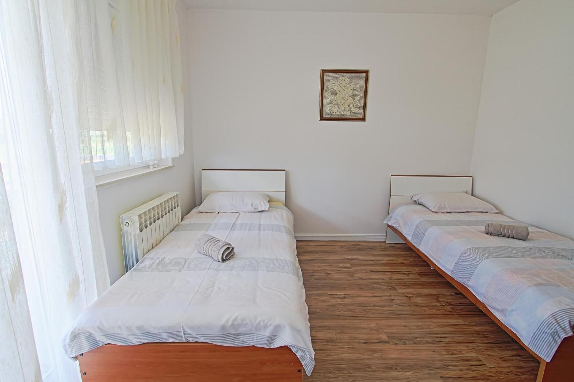Guesthouse Viktorija Flat Otocsán Kültér fotó
