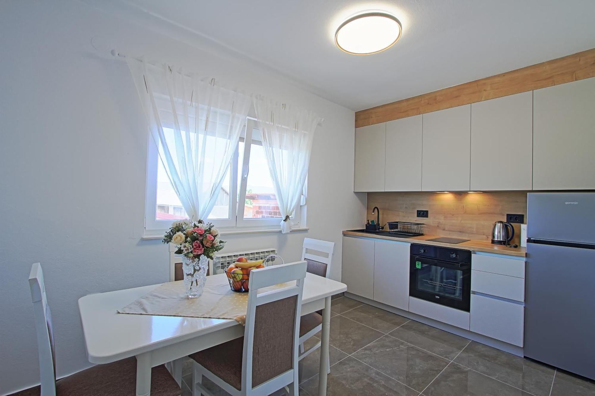 Guesthouse Viktorija Flat Otocsán Kültér fotó